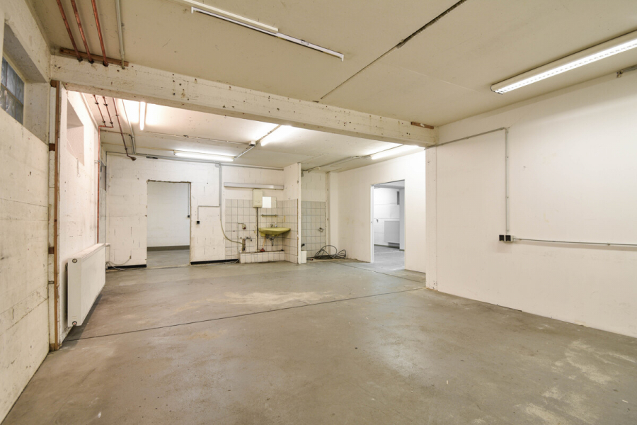 Raum 5 Untergeschoss - Praxis! Büro! Ladenlokal! Lager! Werkstatt. Hier ist alles möglich. Zentral. Ca. 353m². Teilbar.