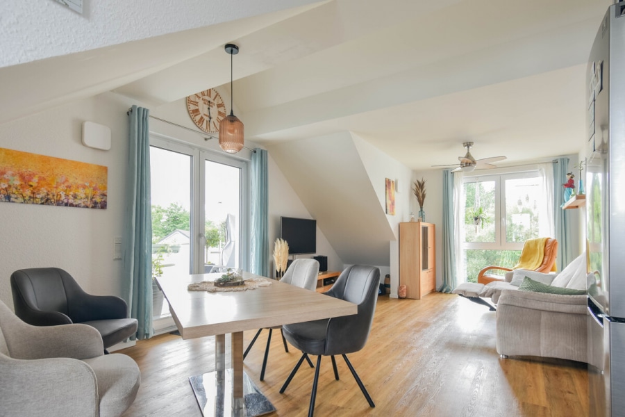 Moderne 3-Zimmer-Dachgeschosswohnung mit Südbalkon - Photo 2