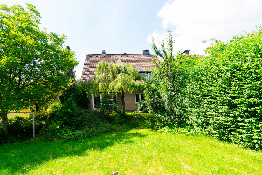 Rückwärtige Hausansicht - ERBPACHT! Solingen-Gräfrath. Viel Potenzial. Charmantes Einfamilienhaus mit Rundum Grün.
