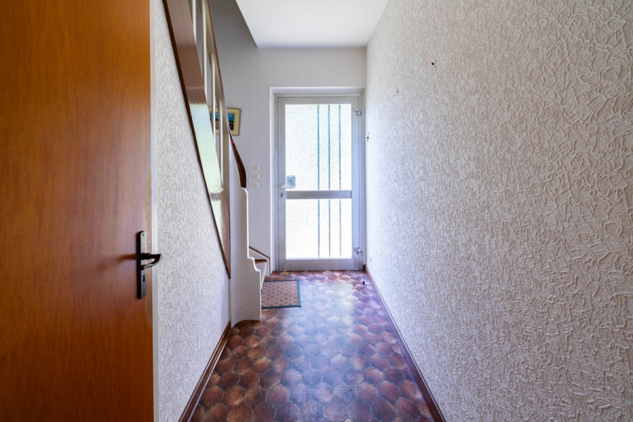 Flur - ERBPACHT! Solingen-Gräfrath. Viel Potenzial. Charmantes Einfamilienhaus mit Rundum Grün.