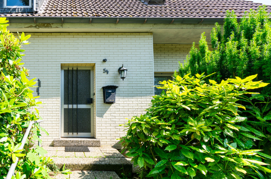 Hauseingang - ERBPACHT! Solingen-Gräfrath. Viel Potenzial. Charmantes Einfamilienhaus mit Rundum Grün.