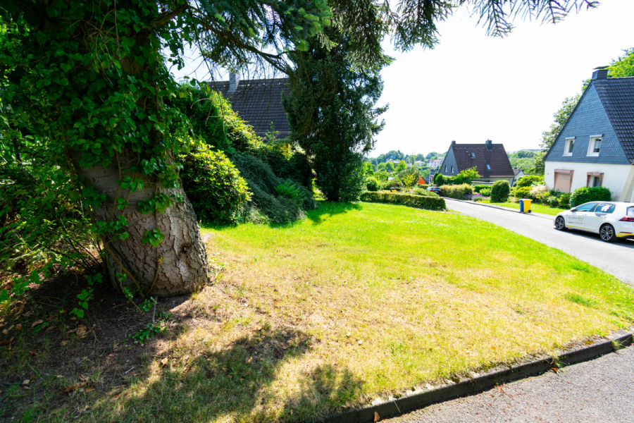 Grundstück vor der Immobilie - ERBPACHT! Solingen-Gräfrath. Viel Potenzial. Charmantes Einfamilienhaus mit Rundum Grün.