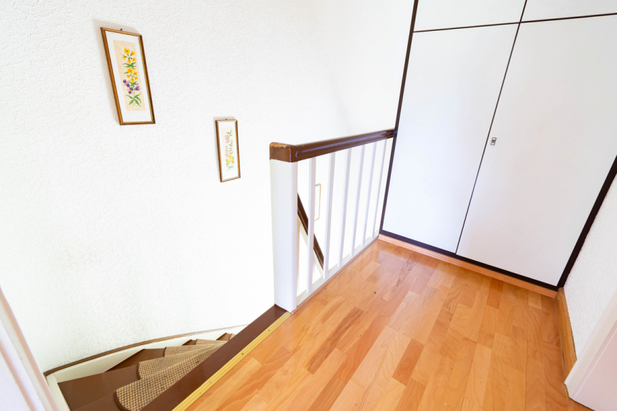 OG Abgang Flur - ERBPACHT! Solingen-Gräfrath. Viel Potenzial. Charmantes Einfamilienhaus mit Rundum Grün.