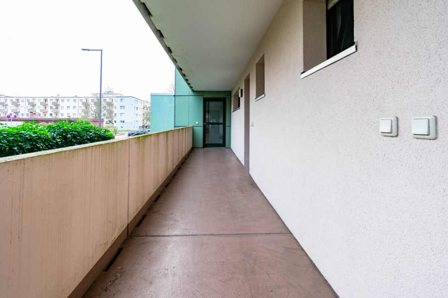 Laubengang - Hilden. Barrierearm. Schöne Zwei-Zimmer-Wohnung mit Garten.