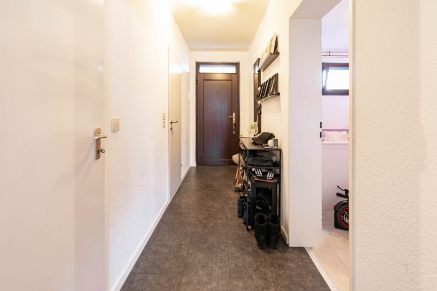 Diele - Hilden. Barrierearm. Schöne Zwei-Zimmer-Wohnung mit Garten.