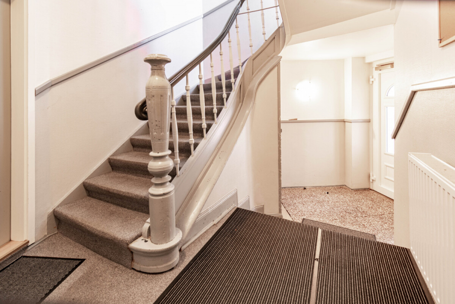 Hausflur - Helle Drei-Zimmerwohnung mit Balkon im 1. Obergeschoss. Solingen Mitte.