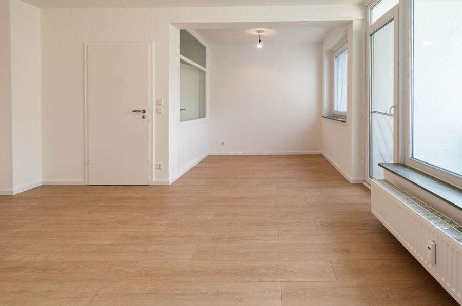 Wohnen/Essen - Saniert. Vier-Zimmer-Wohnung mit Balkon und Stellplatz.