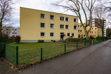 Saniert. Vier-Zimmer-Wohnung mit Balkon und Stellplatz., 40595 Düsseldorf, Etagenwohnung
