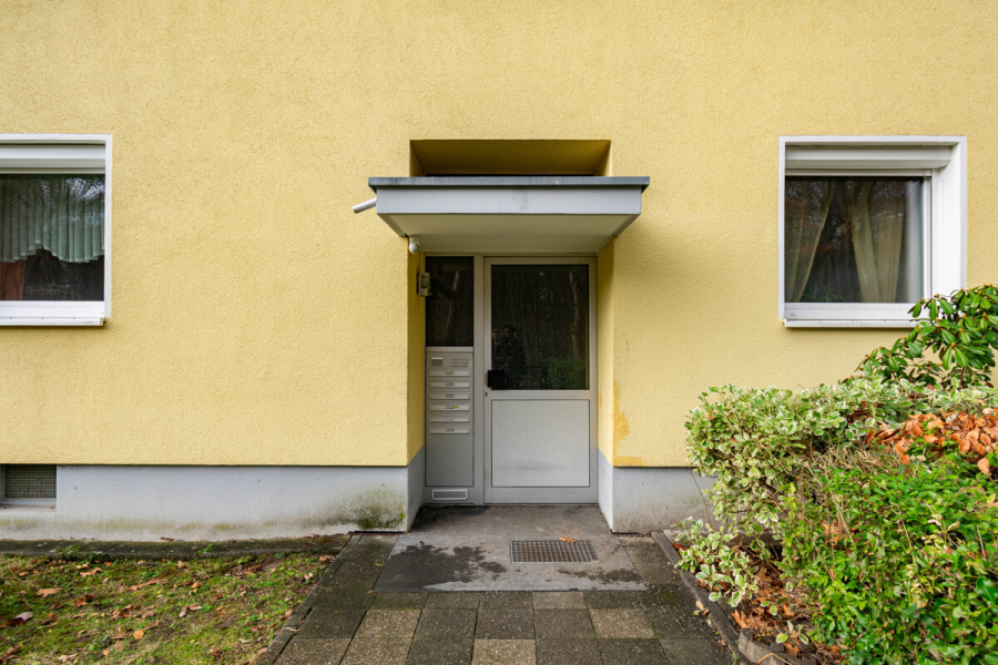 Hauseingang - Saniert. Vier-Zimmer-Wohnung mit Balkon und Stellplatz.