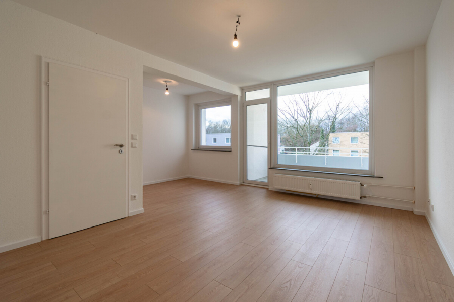 Wohnen/Essen - Saniert. Vier-Zimmer-Wohnung mit Balkon und Stellplatz.