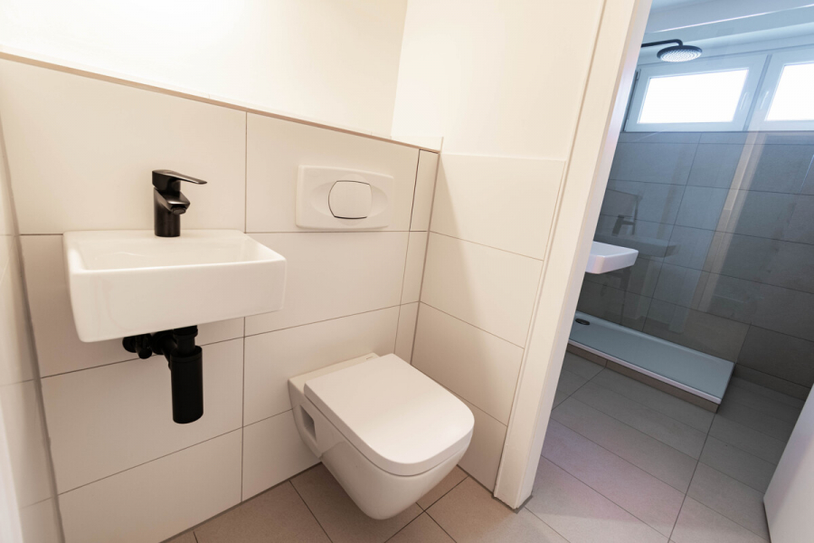 WC - Saniert. Vier-Zimmer-Wohnung mit Balkon und Stellplatz.