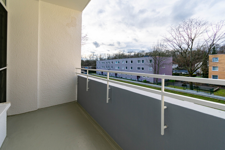 Balkon - Saniert. Vier-Zimmer-Wohnung mit Balkon und Stellplatz.