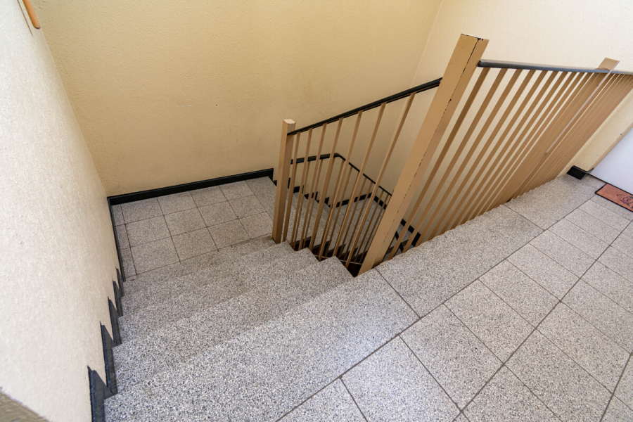 Hausflur - Saniert. Vier-Zimmer-Wohnung mit Balkon und Stellplatz.