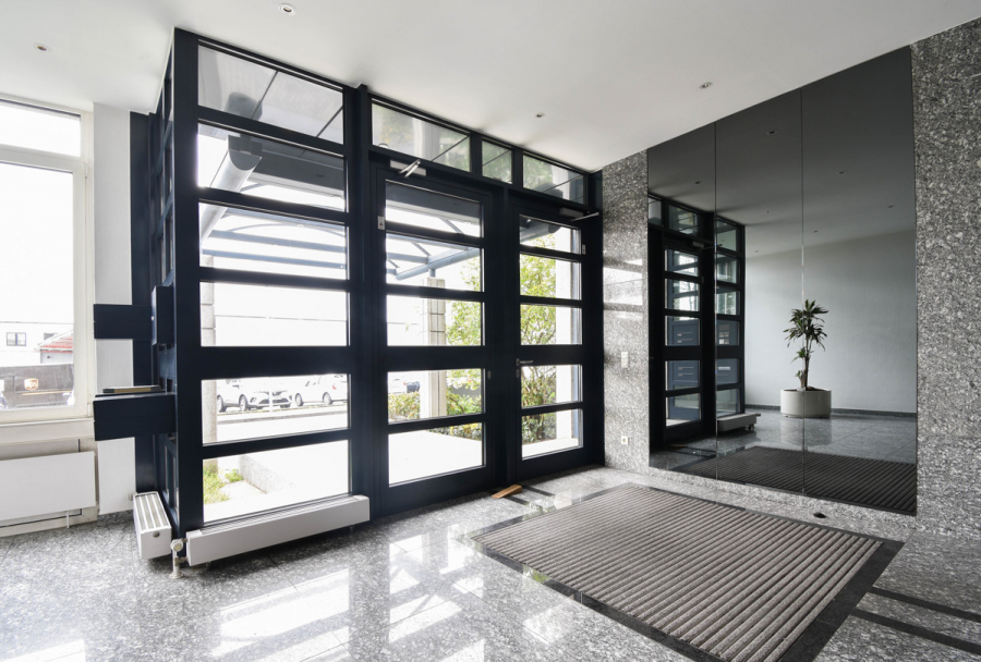 Eingang_Windfang 2 - Komplette Büroetage im 1. OG mit 516m² perfekt angebunden in Ratingen für Ihre erfolgreiche Zukunft.