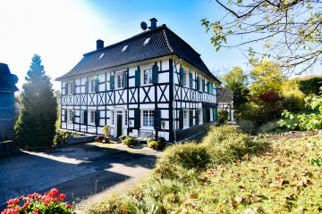 Charme und moderner Komfort. Saniertes Fachwerk-Denkmal., 42657 Solingen, Etagenwohnung