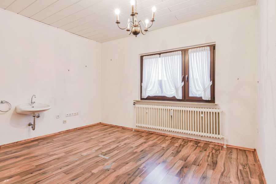 OG Zimmer - Charmantes Einfamilienhaus mit großem Garten und Potenzial zur Verwirklichung