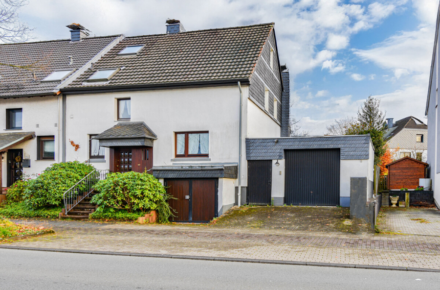 Seitliche Ansicht - Charmantes Einfamilienhaus mit großem Garten und Potenzial zur Verwirklichung