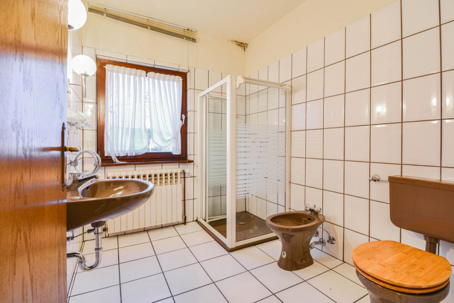 OG Bad - Charmantes Einfamilienhaus mit großem Garten und Potenzial zur Verwirklichung