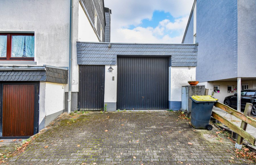Garage - Charmantes Einfamilienhaus mit großem Garten und Potenzial zur Verwirklichung