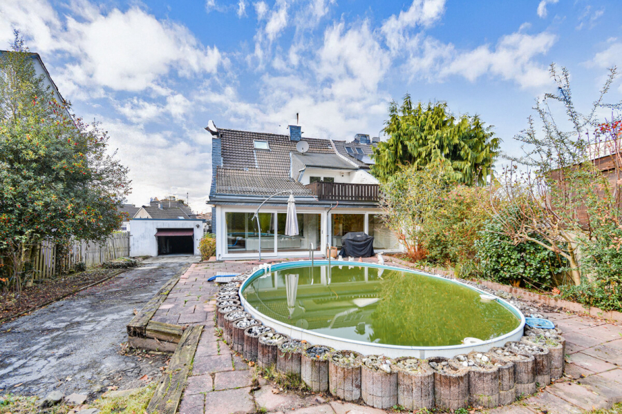 Rückwärtige Ansicht - Charmantes Einfamilienhaus mit großem Garten und Potenzial zur Verwirklichung