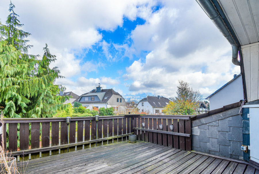 OG Aussicht Balkon - Charmantes Einfamilienhaus mit großem Garten und Potenzial zur Verwirklichung