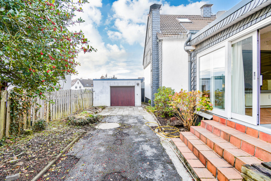 Garage rückwärtiger Zugang - Charmantes Einfamilienhaus mit großem Garten und Potenzial zur Verwirklichung