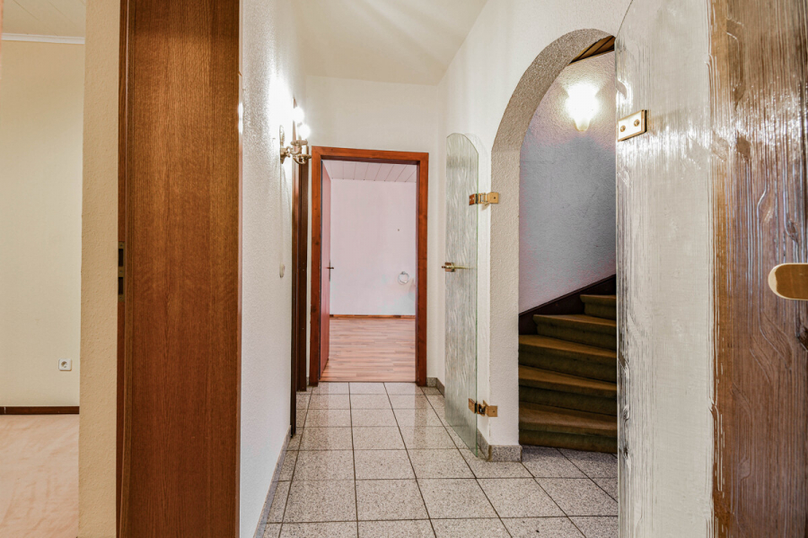 EG Diele - Charmantes Einfamilienhaus mit großem Garten und Potenzial zur Verwirklichung