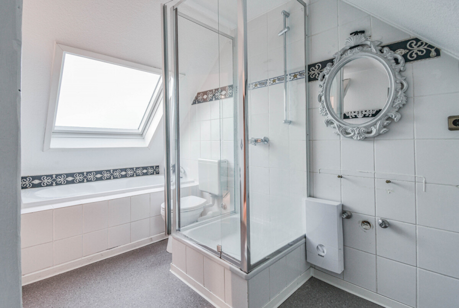 DG Bad - Charmantes Einfamilienhaus mit großem Garten und Potenzial zur Verwirklichung