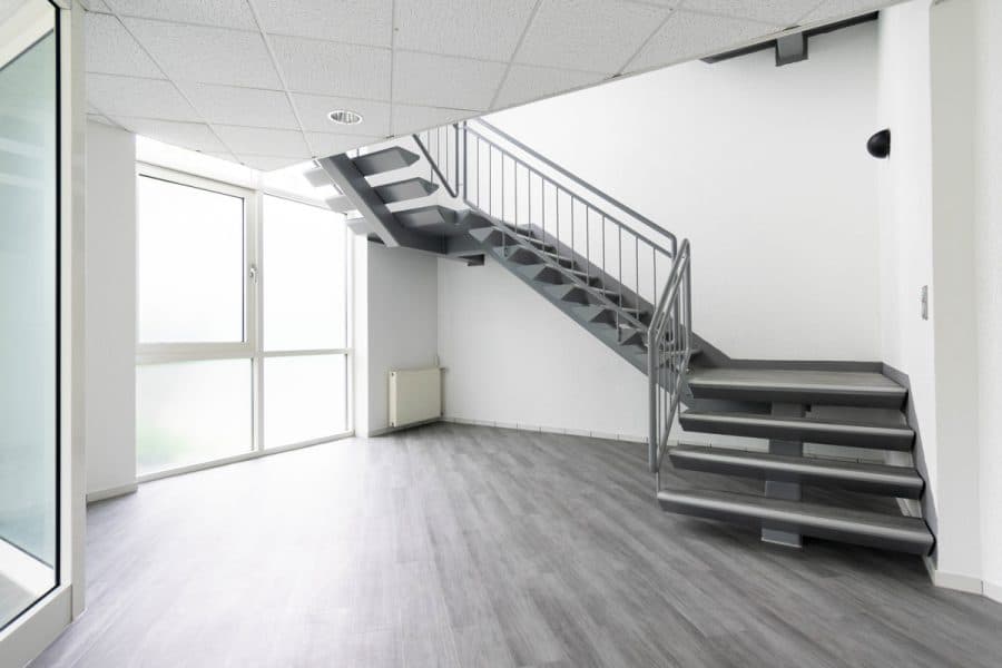 Ihr neues Büro mit 307 m² im 2. OG im Düsseldorfer Süden! - Eingang Treppe