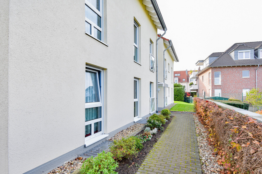 Zuwegung Eingang - Moderne helle Eigentumswohnung mit großem Balkon, perfekter Raumaufteilung + Tiefgaragenstellplatz.