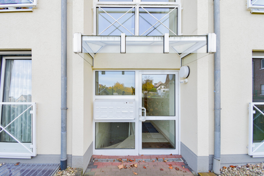 Eingang - Moderne helle Eigentumswohnung mit großem Balkon, perfekter Raumaufteilung + Tiefgaragenstellplatz.