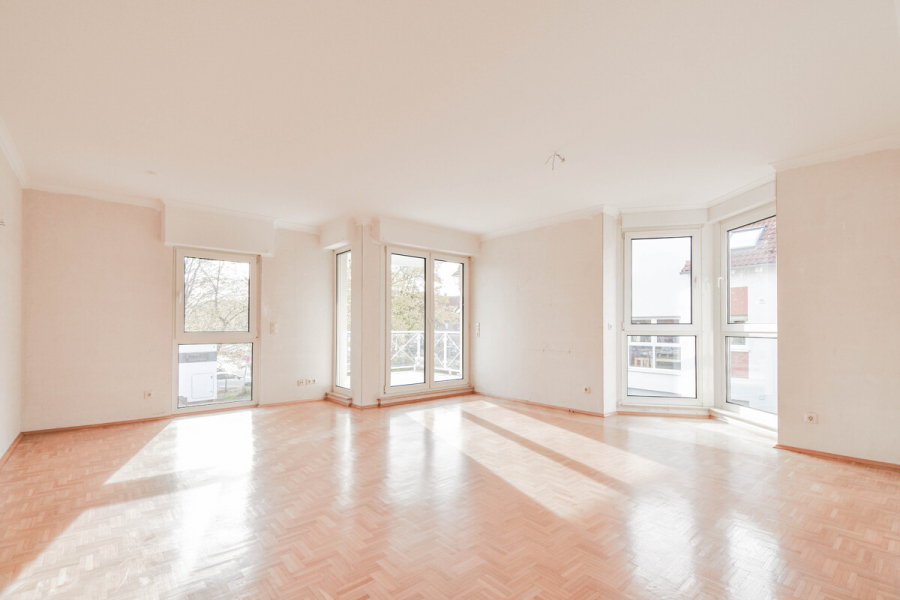 Wohnen und Essen - Moderne helle Eigentumswohnung mit großem Balkon, perfekter Raumaufteilung + Tiefgaragenstellplatz.