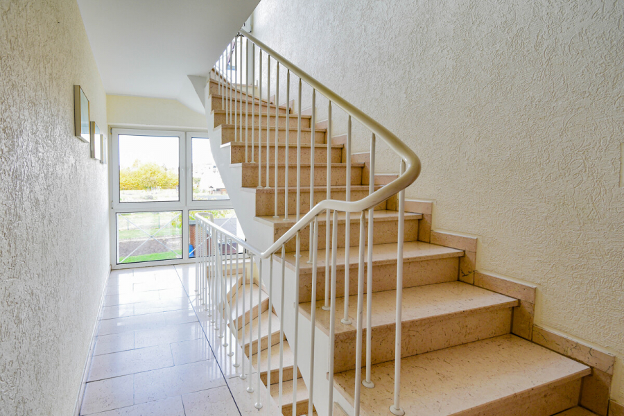 Treppenhaus - Moderne helle Eigentumswohnung mit großem Balkon, perfekter Raumaufteilung + Tiefgaragenstellplatz.