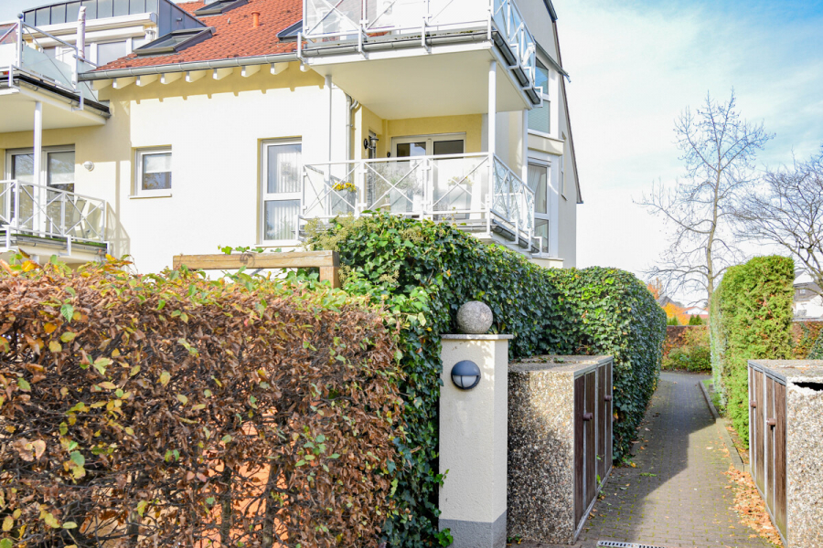 Hauszugang - Moderne helle Eigentumswohnung mit großem Balkon, perfekter Raumaufteilung + Tiefgaragenstellplatz.