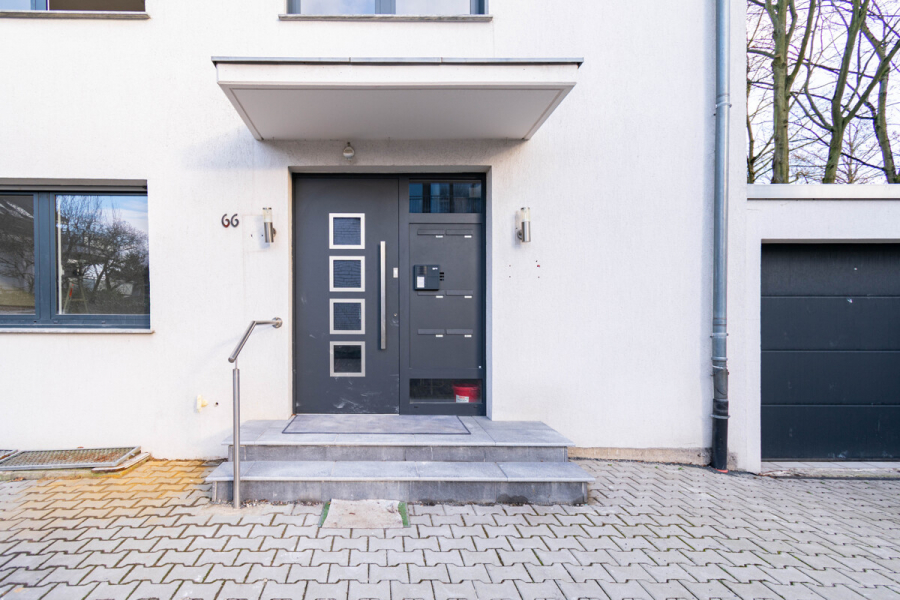 Eingang - Die Alternative: Kernsanierte Erdgeschosswohnung mit Haus-im-Haus-Gefühl inkl. Garage und Garten.