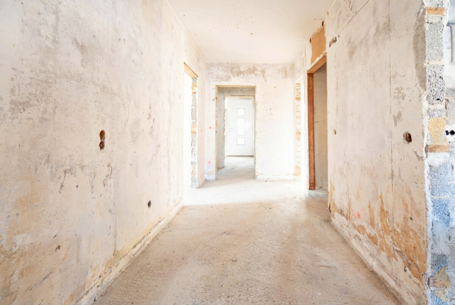 Rohbau Diele - Die Alternative: Kernsanierte Erdgeschosswohnung mit Haus-im-Haus-Gefühl inkl. Garage und Garten.