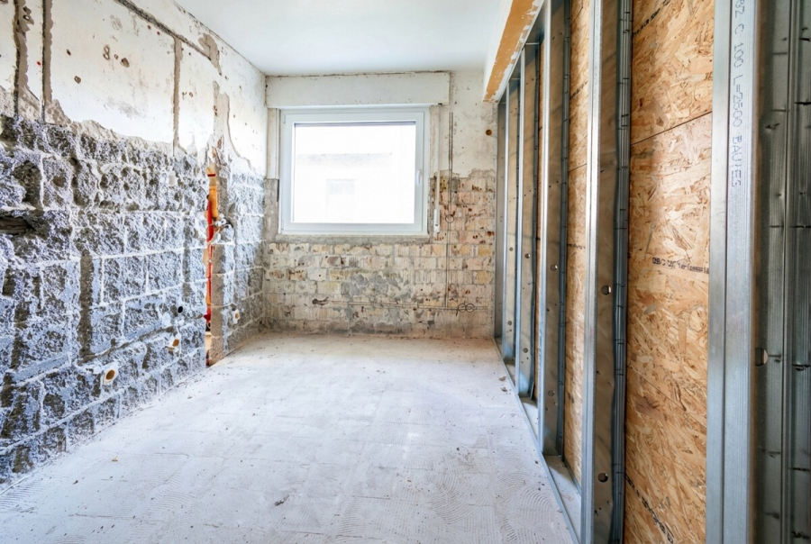 Rohbau Schlafen/Gast/Büro - Die Alternative: Kernsanierte Erdgeschosswohnung mit Haus-im-Haus-Gefühl inkl. Garage und Garten.