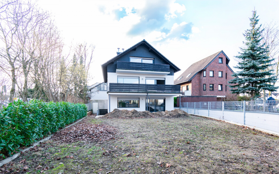 Gartenansicht - Die Alternative: Kernsanierte Erdgeschosswohnung mit Haus-im-Haus-Gefühl inkl. Garage und Garten.