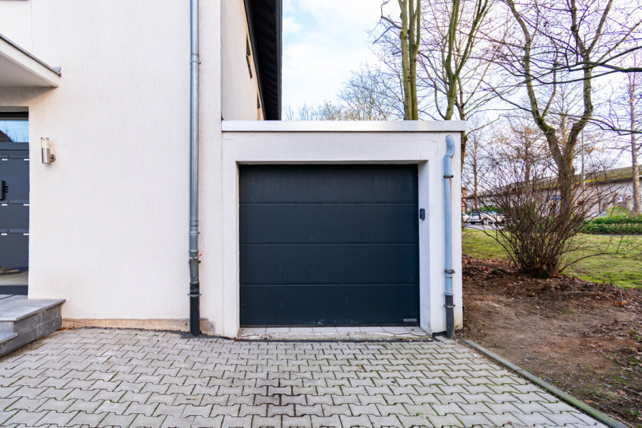 Garage - Die Alternative: Kernsanierte Erdgeschosswohnung mit Haus-im-Haus-Gefühl inkl. Garage und Garten.