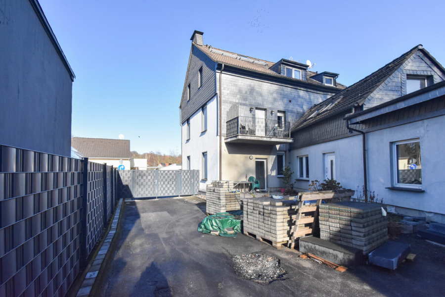 Rückansicht - Ohligs. Vielseitiges Dreifamilienhaus mit Altbaucharme und Ausbauoptionen.