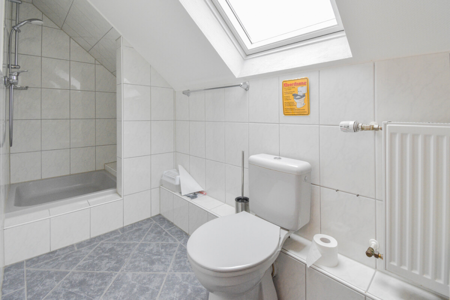 2. OG Gäste-WC - Ohligs. Vielseitiges Dreifamilienhaus mit Altbaucharme und Ausbauoptionen.