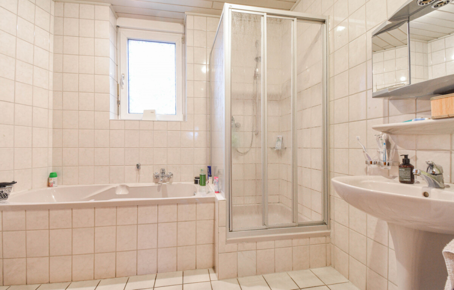 1. OG Bad - Ohligs. Vielseitiges Dreifamilienhaus mit Altbaucharme und Ausbauoptionen.