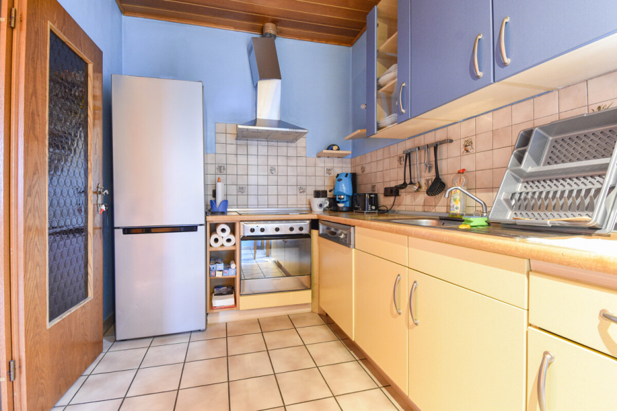 1. OG Küche - Ohligs. Vielseitiges Dreifamilienhaus mit Altbaucharme und Ausbauoptionen.