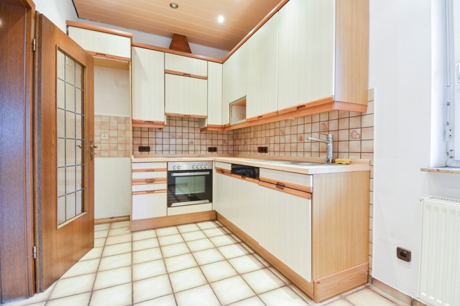 EG Küche - Ohligs. Vielseitiges Dreifamilienhaus mit Altbaucharme und Ausbauoptionen.