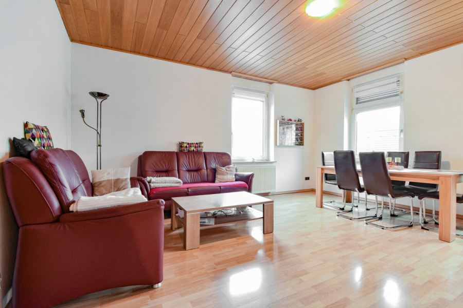 1. OG Wohnen - Ohligs. Vielseitiges Dreifamilienhaus mit Altbaucharme und Ausbauoptionen.