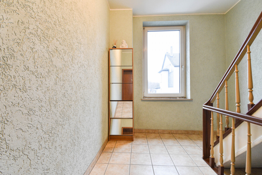 Treppenhaus - Ohligs. Vielseitiges Dreifamilienhaus mit Altbaucharme und Ausbauoptionen.