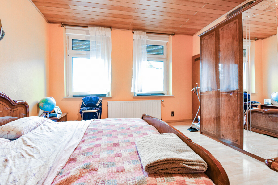 1. OG Schlafen - Ohligs. Vielseitiges Dreifamilienhaus mit Altbaucharme und Ausbauoptionen.