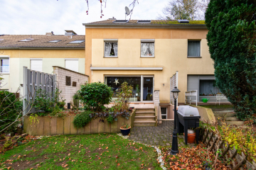 Platz für die ganze Familie – Charmantes Reihenmittelhaus mit Dachgeschossausbau in ruhiger Wohnlage, 42719 Solingen, Reihenmittelhaus