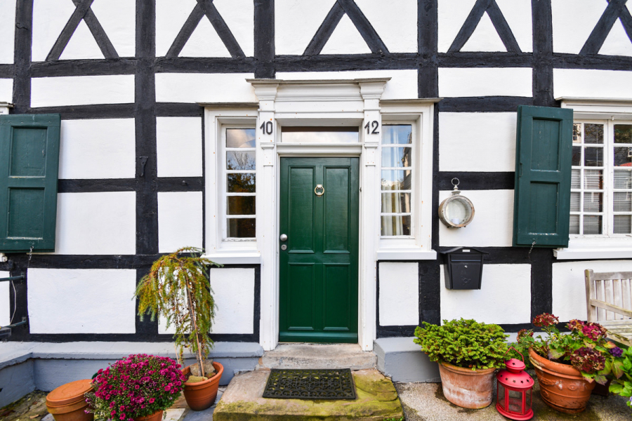 Eingang - Charme und moderner Komfort. Saniertes Fachwerk-Denkmal.