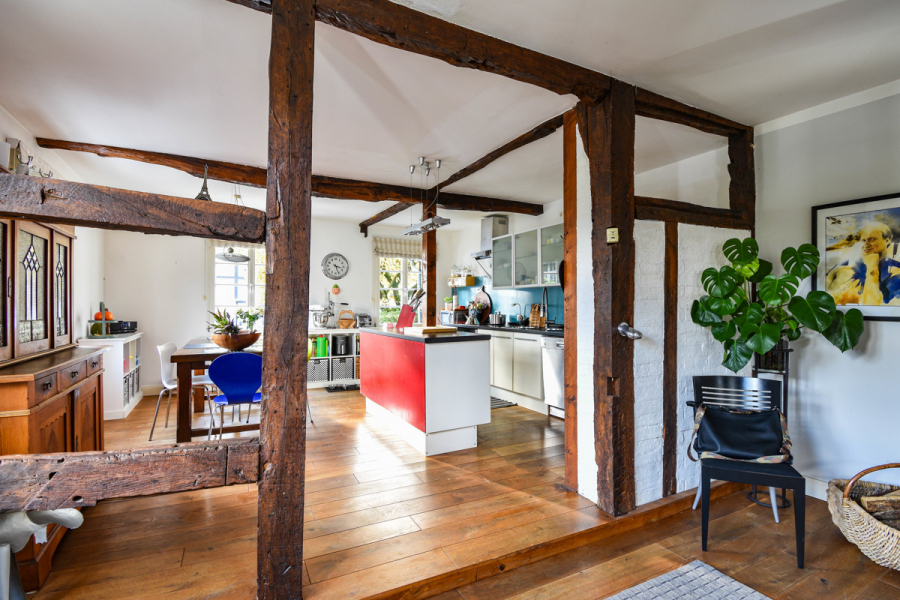 Gebälk - Charme und moderner Komfort. Saniertes Fachwerk-Denkmal.